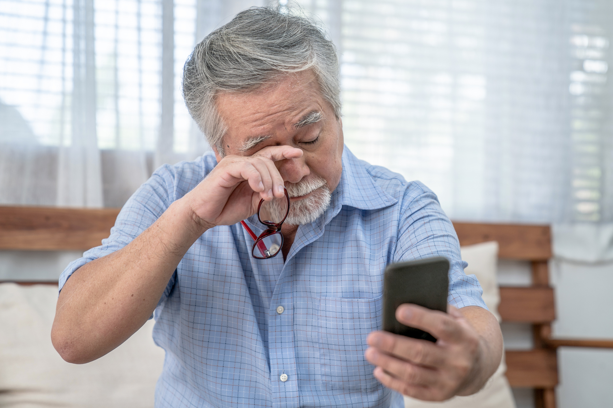 Asian elderly man who has eye pain and poor vision, Long sighted, Glaucoma.